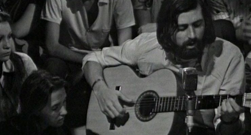 Guccini, oggi i funerali privati a Pavana: lutto a Bologna e Modena
